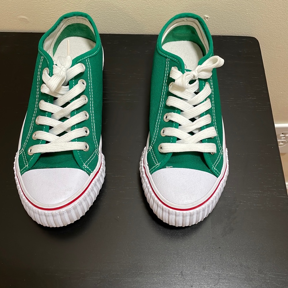Women tennis shoes  almost new wore for 2 hours .